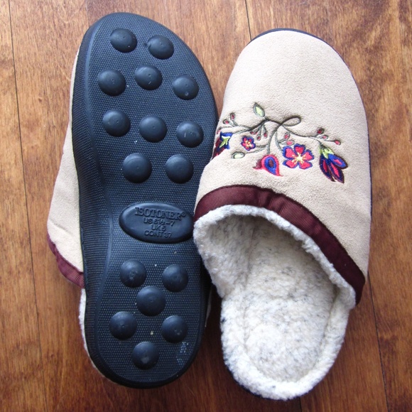 NWOT Isotoner - Flower Embroidered Slippers - Picture 3 of 6